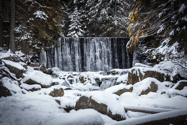 Ein Wasserfall Winterwald Und Viele Schneebedeckte Steine Winterlandschaft — Stockfoto