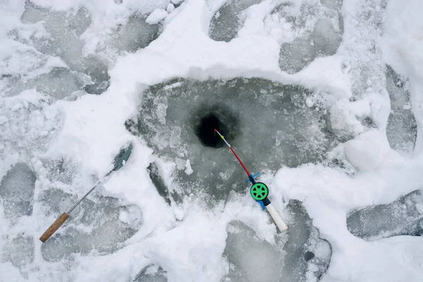 氷釣りだ 冬の釣り 釣竿は雪の中にある — ストック写真