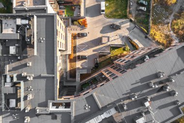Çok katlı binaların çatılarının üst görüntüsü, evin çatısındaki havalandırma boruları ve yukarıdan gelen çeşitli haberleşmeler.