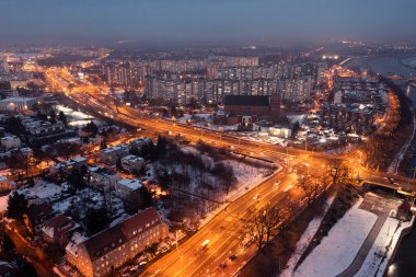 Polonya 'nın Wroclaw şehrinin hava manzarası, akşamları sokaklar ve evler aydınlandı, akşamları yollar açıldı. şehir manzarası