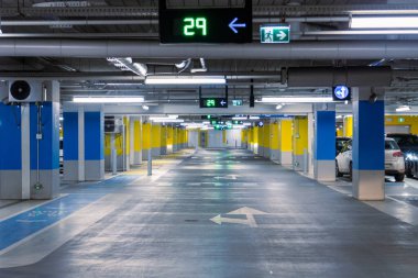 Yeraltı otoparkında bir sürü araba var, insan yok.