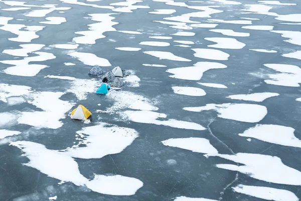 Χειμερινό Ψάρεμα Παγωμένη Λίμνη Σκηνές Των Ψαράδων Στέκονται Μια Παγωμένη — Φωτογραφία Αρχείου