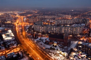 Polonya 'nın Wroclaw şehrinin hava manzarası, akşamları sokaklar ve evler aydınlandı, akşamları yollar açıldı. şehir manzarası