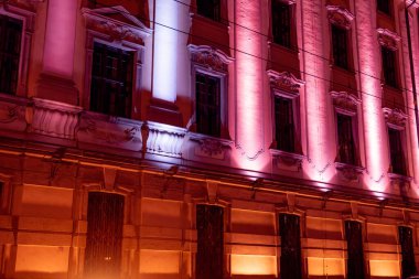 Almanya 'da gece vakti aydınlatılmış güzel bir bina. Tarihi bina aydınlık, yakın plan.