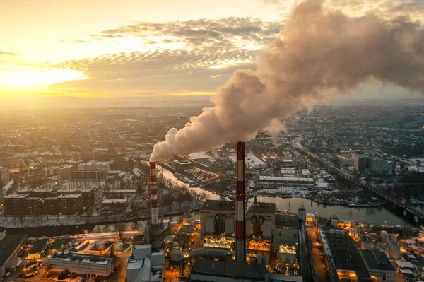 Dichter Rauch Aus Einem Wärmekraftwerk Über Wohngebieten Der Stadt Drohnenblick — Stockfoto