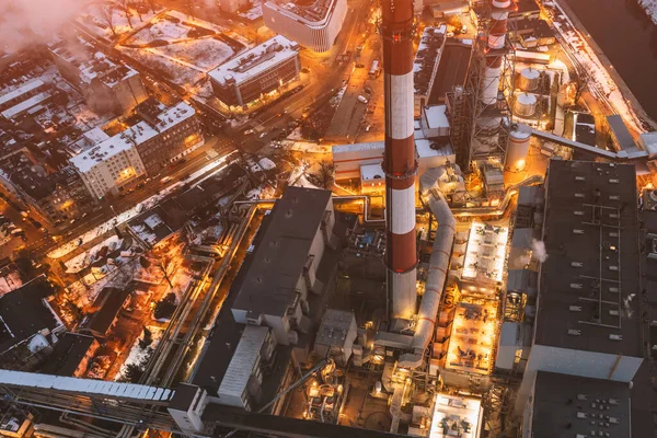 Luftaufnahme Eines Kohlekraftwerks Abend Das Eine Stromleitung Die Stadt Sendet — Stockfoto