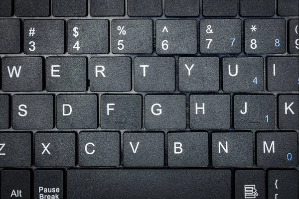 Koyu Arkaplanda Dizüstü Bilgisayardan Koyu Renk Klavye — Stok fotoğraf