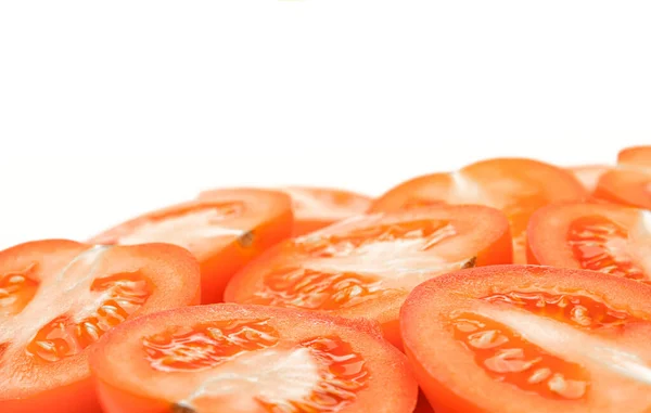 白い背景にスライスしたトマトのクローズアップ — ストック写真