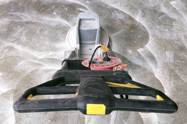 Özel bir öğütücüyle beton öğütme, beton işleme