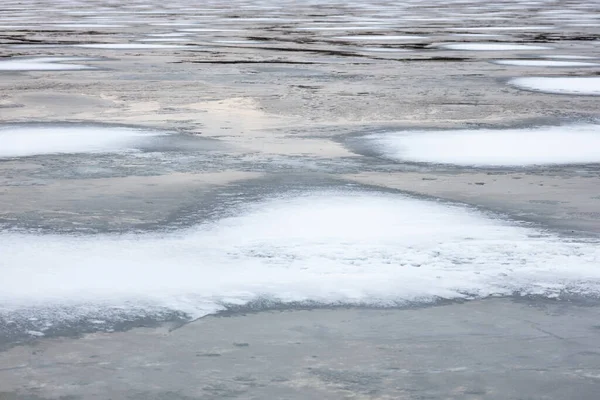 Schnee Liegt Auf Dem Eis Ein Zugefrorener Fluss — Stockfoto