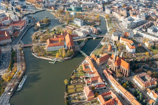 Şehrin panorama 'sı, Wroclaw şehrindeki adalar arasında büyük bir nehir akışı, birçok köprü, antik şehir merkezi, Polonya