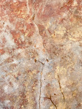 Duvardaki eski çatlak boyanın dokusu. Eski model boyanmış beton duvar. Turuncu ve sarı renk