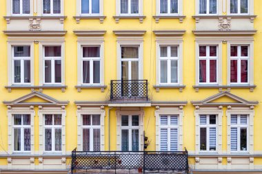 Eski bir binanın güzel yüzü, eski bir binanın ön cephesi.