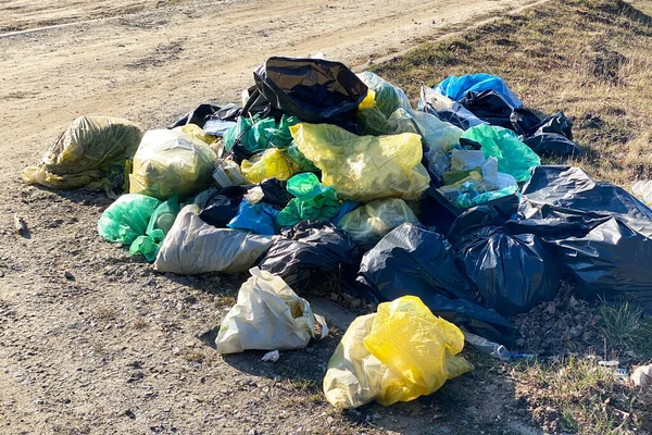 Πολλές Σακούλες Σκουπιδιών Στο Δρόμο Άνθρωποι Ρυπαίνουν — Φωτογραφία Αρχείου