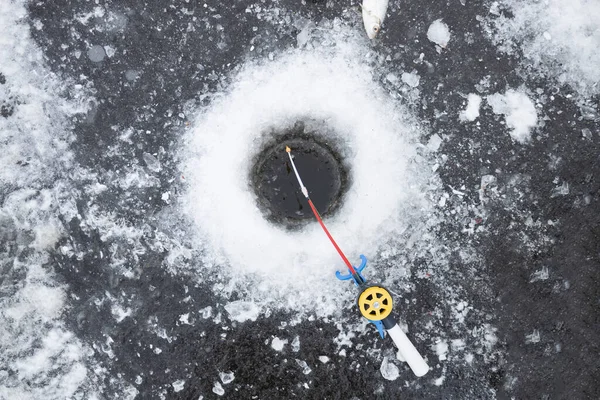 Χειμερινό Καλάμι Ψαρέματος Για Ψάρεμα Στον Πάγο Κοντά Στην Τρύπα — Φωτογραφία Αρχείου