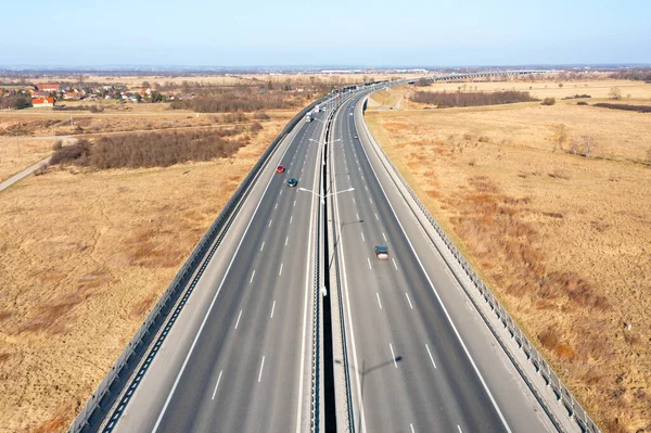 高速公路后退到远处 两边的黄土 — 图库照片
