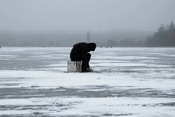 Fisherman Winter Fishing Frosty Evening Sits Ice Floe Fog Winter — Stock Photo, Image