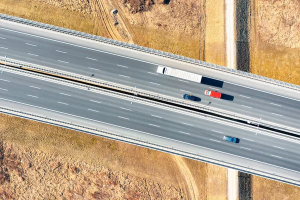 Yukarıdan otoyol manzaralı, yoldan geçen arabalar, otoyolda giden kamyonlar.