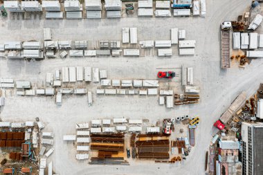 Depoda farklı büyüklükteki pek çok beton blok duruyor. Ev yapımı için beton paneller, hava manzarası.
