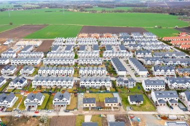 Köy evi, manzarası çok güzel. Şehir dışında birçok özel ev var.