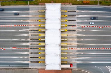 Kontrol noktasının yüksekliğinden bak. Avrupa 'da bir otoyol üzerindeki otomatikman geçiş gişesinden arabalar geçer. Polonya