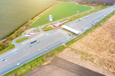 Otobandaki bir sürü kamyon yeşil tarlaların arasında, yukarıdan görünüyor..