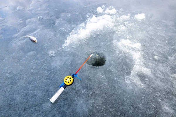 穴をルアーで氷釣りロッド — ストック写真