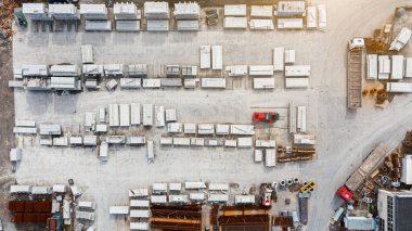 Depoda farklı büyüklükteki pek çok beton blok duruyor. Ev yapımı için beton paneller, hava manzarası.