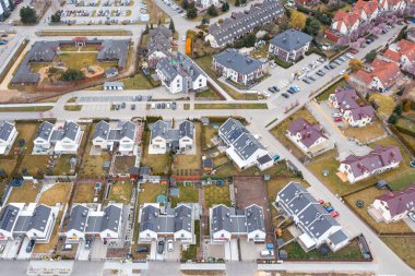 Yeni özel mahallelerde müstakil evler bulunan yoğun yerleşim alanının havadan görüntüsü..