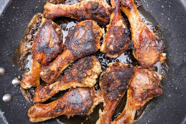 Tavada kızarmış tavuk, tavuk budu.