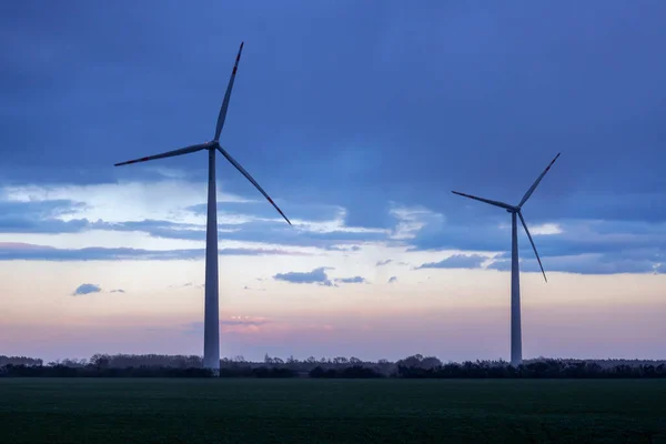 傍晚时分 蓝天上的风力涡轮机 — 图库照片