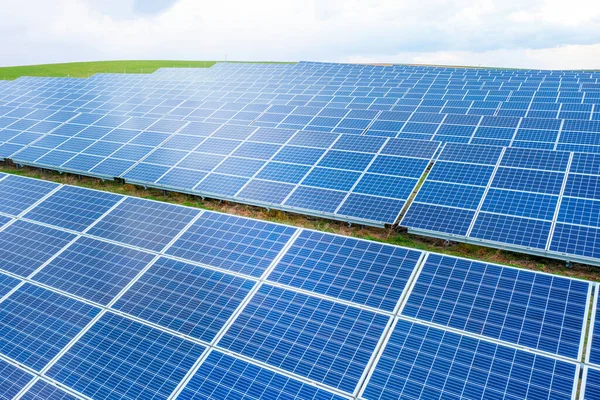 Elektrik Üreten Güneş Panelleri Sürdürülebilir Enerji Kavramı — Stok fotoğraf