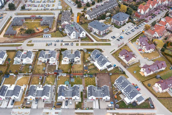 Yeni özel mahallelerde müstakil evler bulunan yoğun yerleşim alanının havadan görüntüsü..