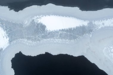 Eriyen buzun güzel desenleri. Buz göldeki suyu yıkar, eritir..