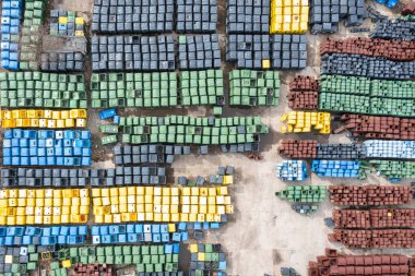 Çöp kutularıyla dolu büyük bir depo. Büyük çöp kutuları. Şehir çöp tenekeleri. Bir sürü renkli çöp kutusu.