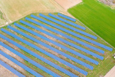 Yamaçta bir sürü güneş fotovoltaik paneli inşa edildi.