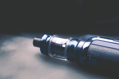 Siyah arka planda sigara, nikotin içmek için elektronik sigara, sigaradan çıkan buhar.