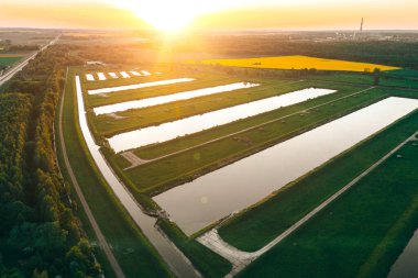 Suyu toplamak ve arıtmak için yapay göller, birçok küçük göl.
