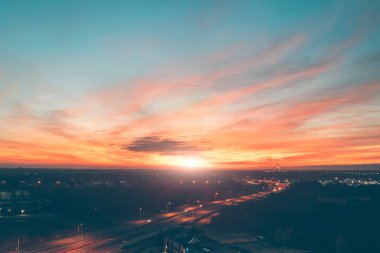 Günbatımında çarpıcı kızıl gökyüzü, Polonya. Pençe