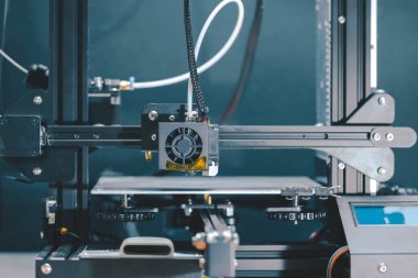 3D yazdırma makinesi, 3D yazıcı yeni bir model yazdırır
