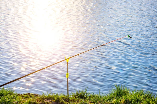Fishing Rod Background Blue Lake Ψάρεμα Στη Λίμνη Χόμπι Και — Φωτογραφία Αρχείου