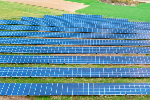 Solpaneler Mot Den Djupa Blå Himlen — Stockfoto