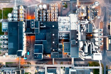 Büyük bir endüstriyel hammadde işleme fabrikasının havadan görüntüsü