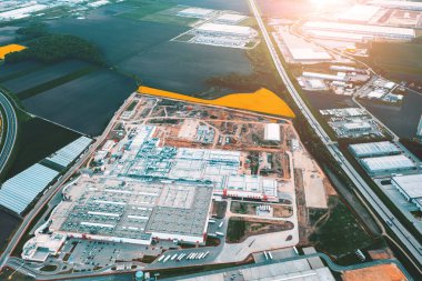 Deposu olan bir lojistik parkın havadan görüntüsü. Çevrimiçi mağazalar, lojistik sıralama deposu