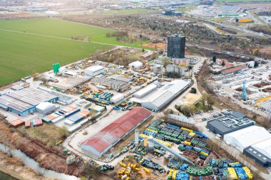 Endüstriyel binaların ve atık işleme tesisinin havadan görüntüsü, pek çok çöp konteynırı, şehrin metal, kirli sanayi bölgelerinin yüksek irtifadan sıralanması ve daha fazla işletilmesi