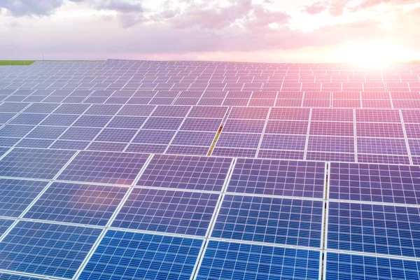 Panele Słoneczne Wytwarzające Energię Elektryczną Koncepcja Zrównoważonej Energii — Zdjęcie stockowe