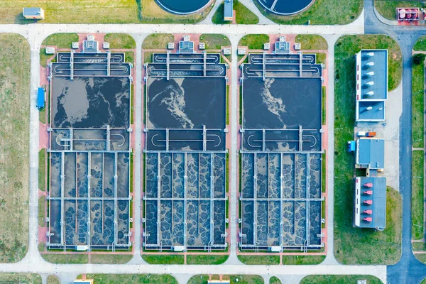 水処理工場の空中ビュー 巨大な下水処理場 — ストック写真