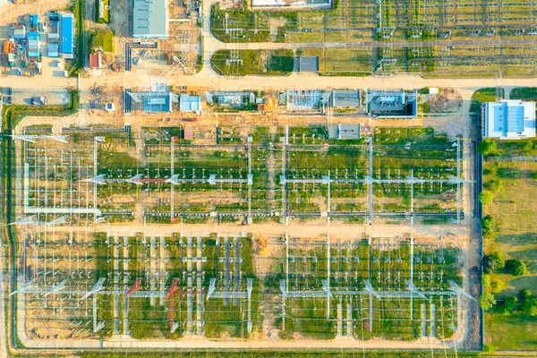 フィールド 発電所や多くの電力線の真ん中に分布の変電所 空中風景 — ストック写真