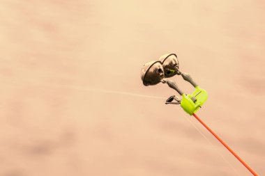 Çubukta asılı gümüş çanlar, çubukta ısırık alarmı