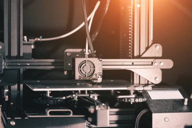 3D yazdırma makinesi, 3D yazıcı yeni bir model yazdırır